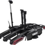 Der Thule Epos Fahrradträger ist für alle Arten von Fahrzeugen konzipiert und zeichnet sich durch ein einfaches, unkompliziertes und praktisches Design aus – dank eines innovativen, ausziehbaren Antriebssystems, das es Fahrzeugen ermöglicht, mit einem Minimum an Autonomie zu fahren. Die Fahrradhaltearme bieten zahlreiche Befestigungsmöglichkeiten, denn Du kannst Dein Fahrrad einfach an jeder beliebigen Stelle am Rahmen oder Hinterrad befestigen. So können Sie bis zu drei Fahrräder in beliebiger Reihenfolge auf- und abladen. Für alle Arten von Geräten und Formen, von E-Bikes, Mountainbikes, Gravelbikes und einfachen E-Bikes bis hin zu E-Bikes und E-Bikes.